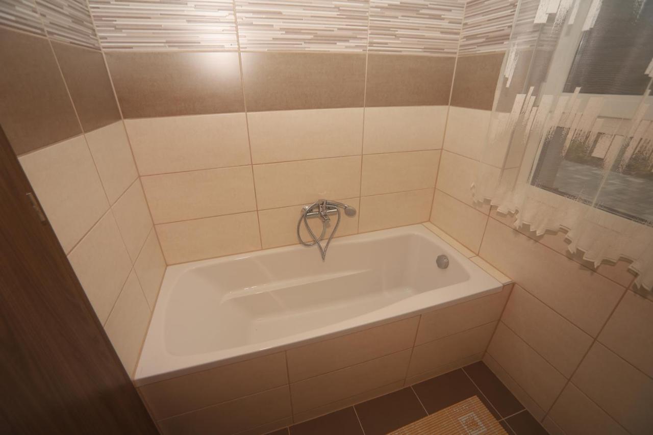 Adam Guesthouse I. Кескемет Екстериор снимка