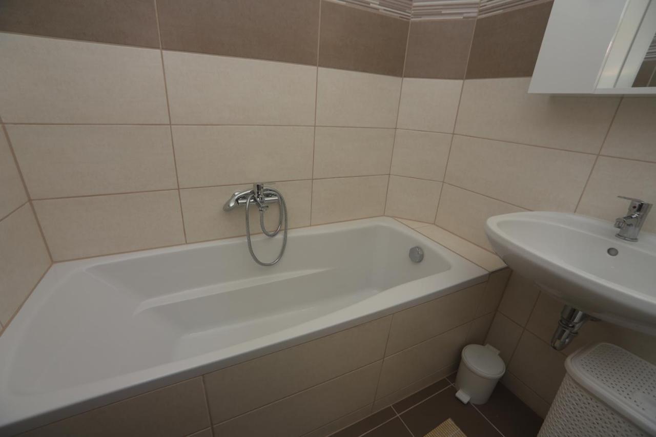 Adam Guesthouse I. Кескемет Екстериор снимка
