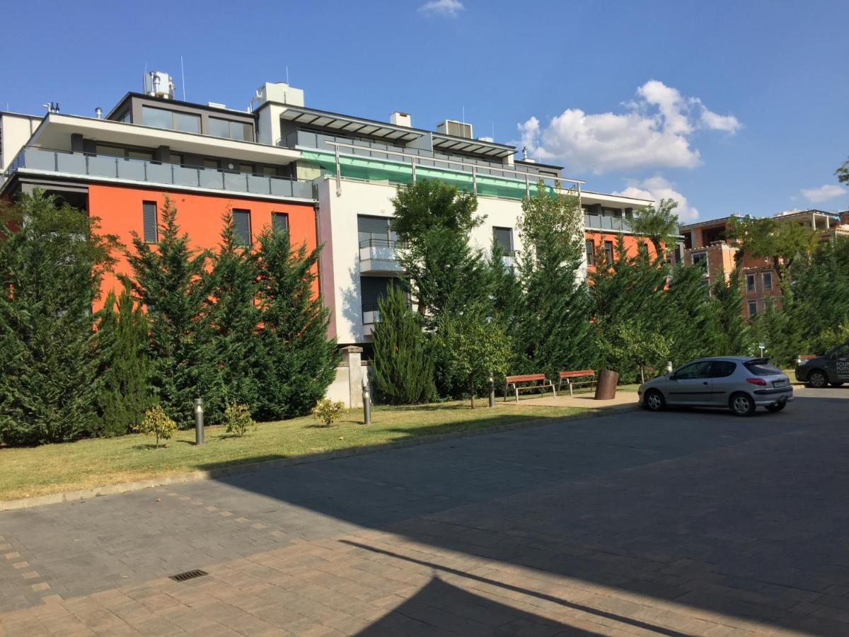 Adam Guesthouse I. Кескемет Екстериор снимка